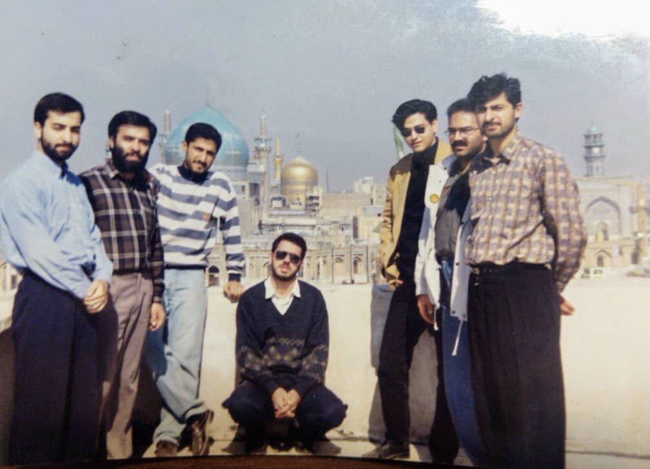 عکسی دیده نشده از داماد رهبر شهید در یک سفر دانشجویی