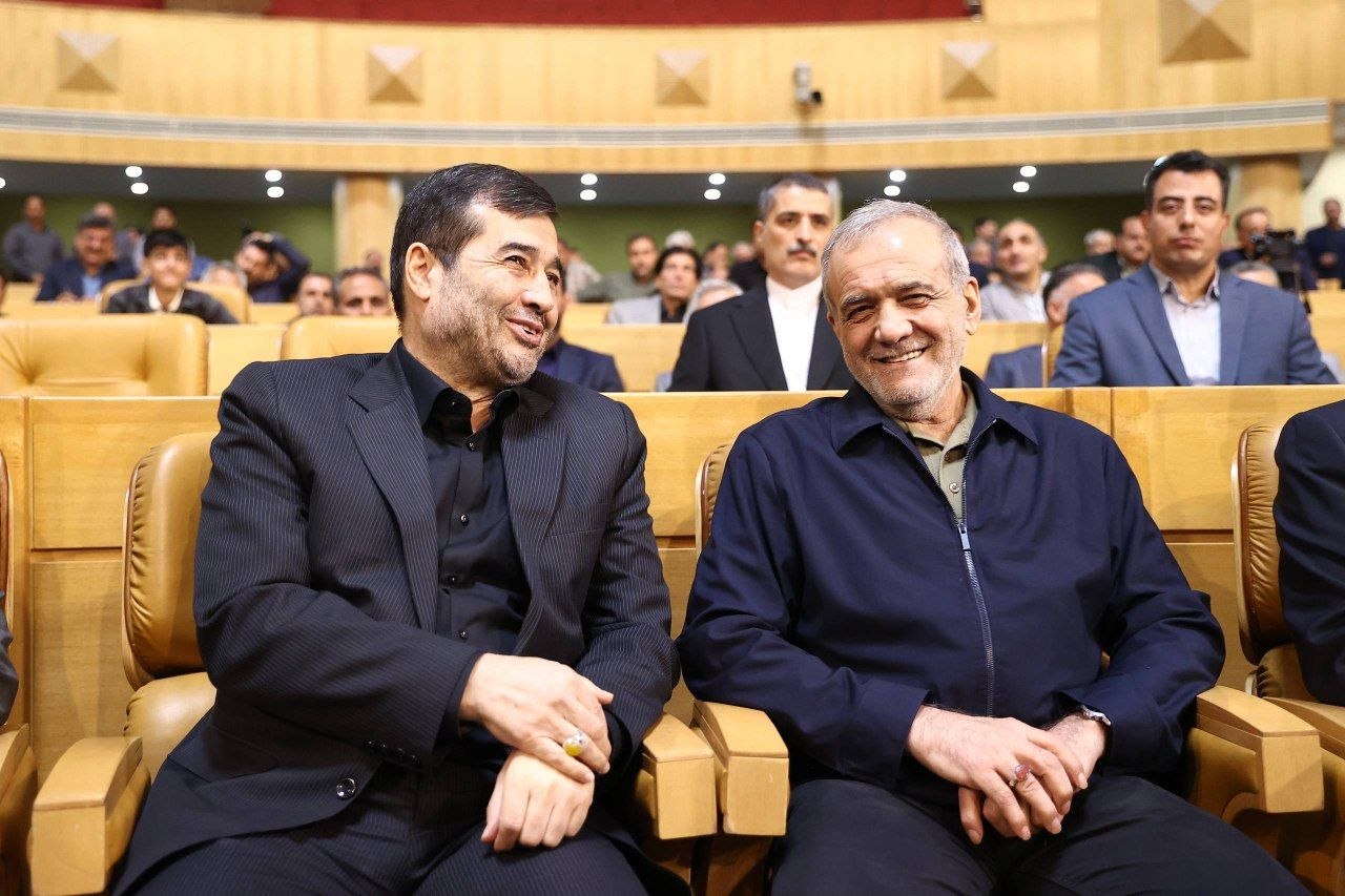 عکس | امضای رئیس جمهور روی پیراهن تیم ملی؛ پزشکیان: هر دستاوردی برای ما در جام جهانی قابلاحترام است