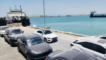 نخستین محموله خودرو از عمان وارد کشور شد/ جزییات و تعداد خودروها نخستین محموله خودرو از عمان وارد کشور شد/ جزییات و تعداد خودروها