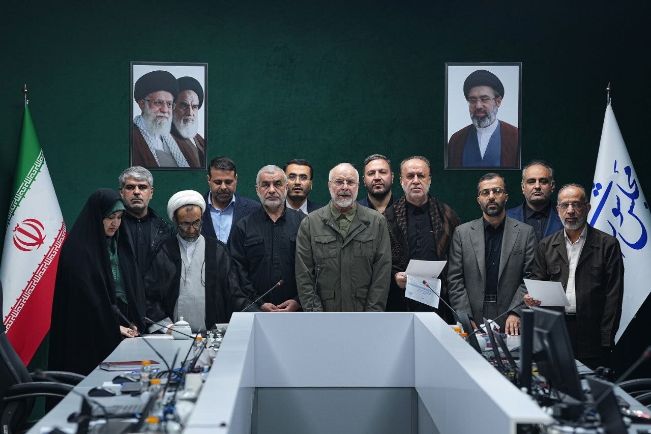 اولین عکس از قالیباف بعد از انتخاب شدن به عنوان رئیس مجلس/ اعضای هیات رئیسه مجلس جمع شدند