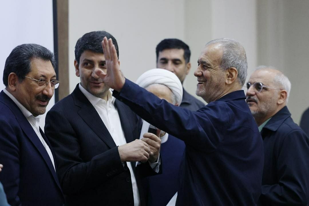 تصاویر متفاوت از جلسه هیات دولت/ از تیپ متفاوت پزشکیان و بگو و بخند با عراقچی تا صحبت حاشیه ای خانم وزیر با محمدرضا عارف