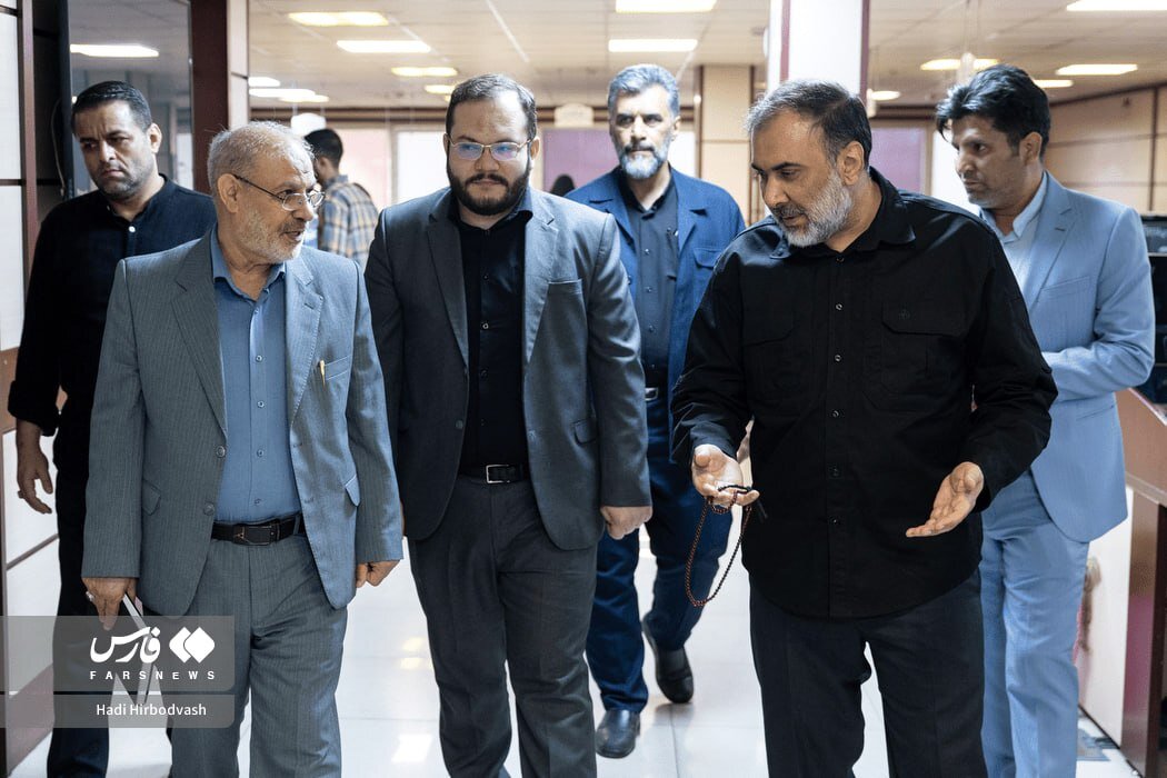 بازدید سخنگوی سپاه از خبرگزاری اصولگرا/ از لباس متفاوت سخنگوی نظامی تا نشست با خبرنگاران + عکس