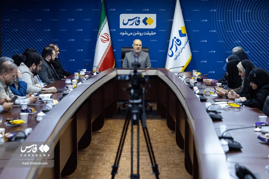 بازدید سخنگوی سپاه از خبرگزاری اصولگرا/ از لباس متفاوت سخنگوی نظامی تا نشست با خبرنگاران + عکس