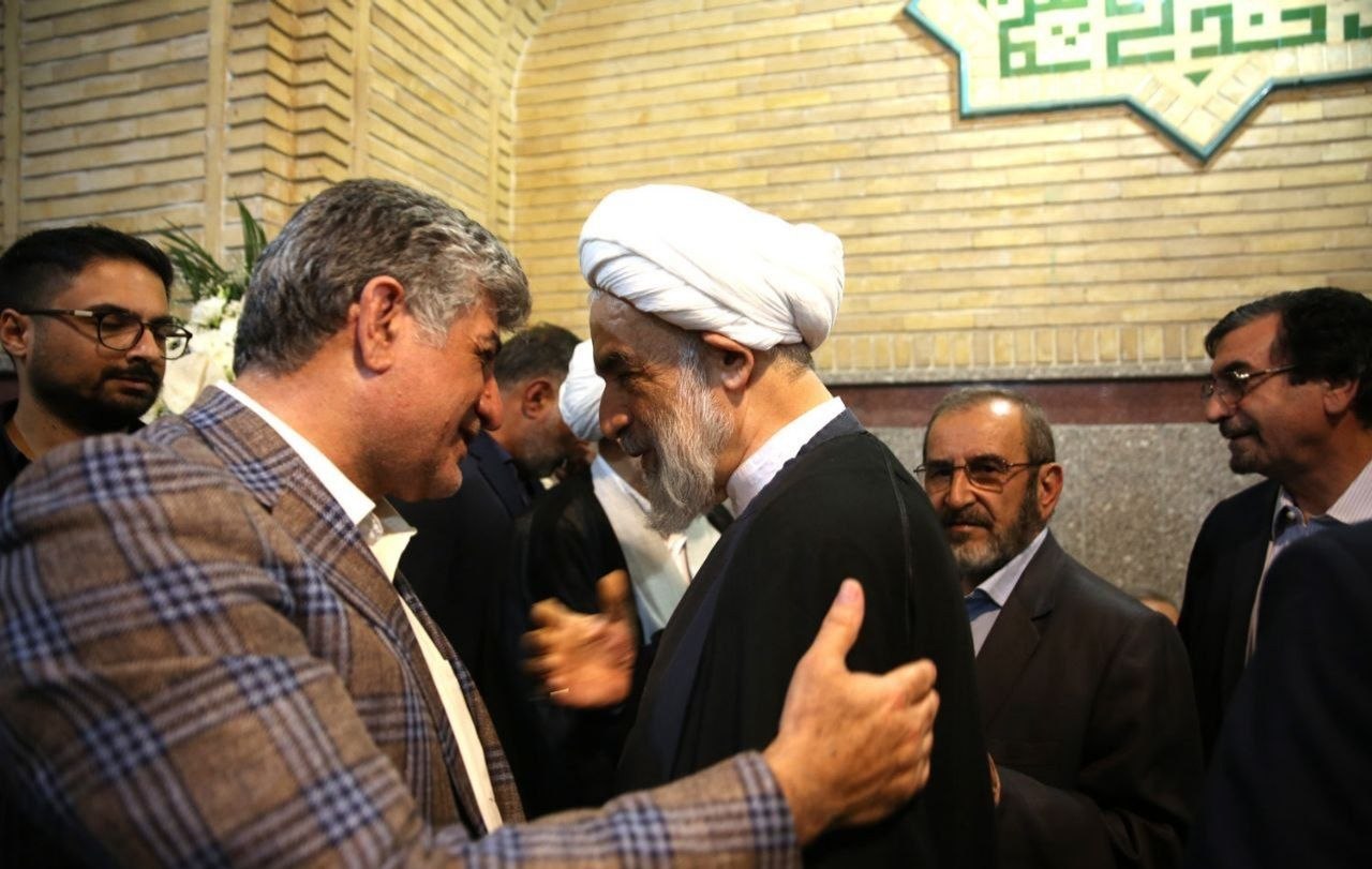 عکسی از حضور معاون دفتر رهبری در مراسم ترحیم خواهر سید محمد خاتمی