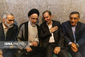 چهره خندان ظریف شکار دوربین ها شد/ هم‌نشینی خاتمی با برادر حسن روحانی و جهانگیری/ گپ و گفت مهدی هاشمی با محمود واعظی در حاشیه مراسم+ تصاویر