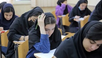 تصویری از دانش آموزان در حال امتحان دادن