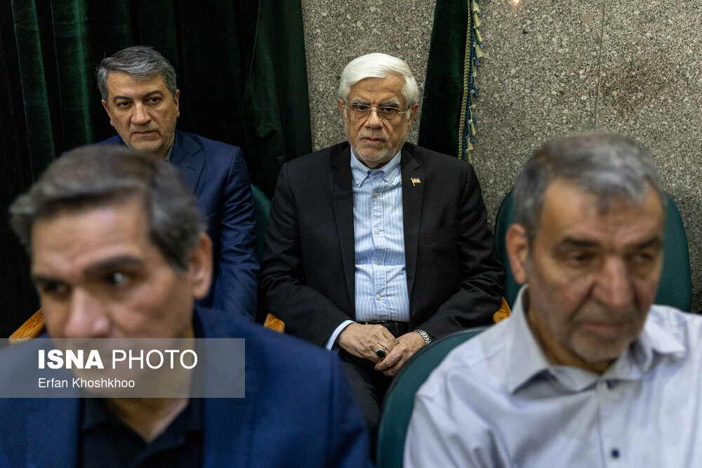 چهره خندان ظریف شکار دوربین ها شد/ همنشینی خاتمی با برادر حسن روحانی و جهانگیری/ گپ و گفت مهدی هاشمی با محمود واعظی در حاشیه مراسم+ تصاویر