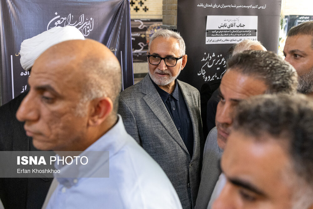 چهره خندان ظریف شکار دوربین ها شد/ هم‌نشینی خاتمی با برادر حسن روحانی و جهانگیری/ گپ و گفت مهدی هاشمی با محمود واعظی در حاشیه مراسم+ تصاویر