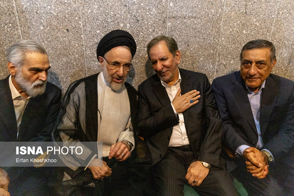 چهره خندان ظریف شکار دوربین ها شد/ هم‌نشینی خاتمی با برادر حسن روحانی و جهانگیری/ گپ و گفت مهدی هاشمی با محمود واعظی در حاشیه مراسم+ تصاویر
