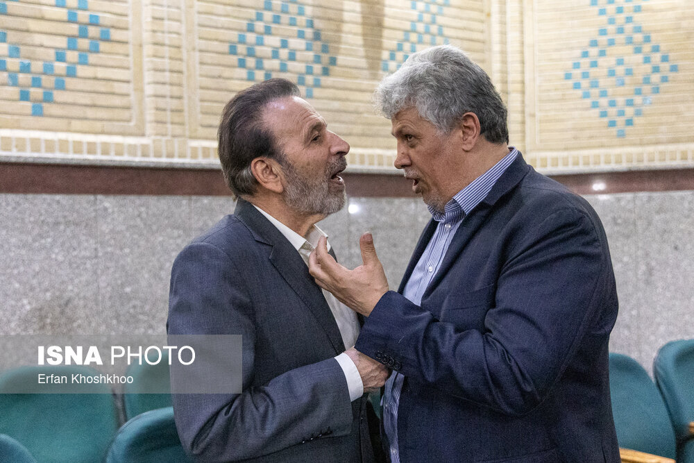 چهره خندان ظریف شکار دوربین ها شد/ هم‌نشینی خاتمی با برادر حسن روحانی و جهانگیری/ گپ و گفت مهدی هاشمی با محمود واعظی در حاشیه مراسم+ تصاویر