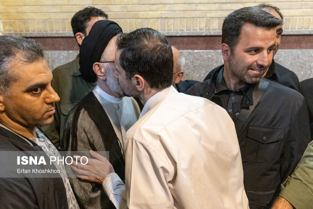 چهره خندان ظریف شکار دوربین ها شد/ هم‌نشینی خاتمی با برادر حسن روحانی و جهانگیری/ گپ و گفت مهدی هاشمی با محمود واعظی در حاشیه مراسم+ تصاویر