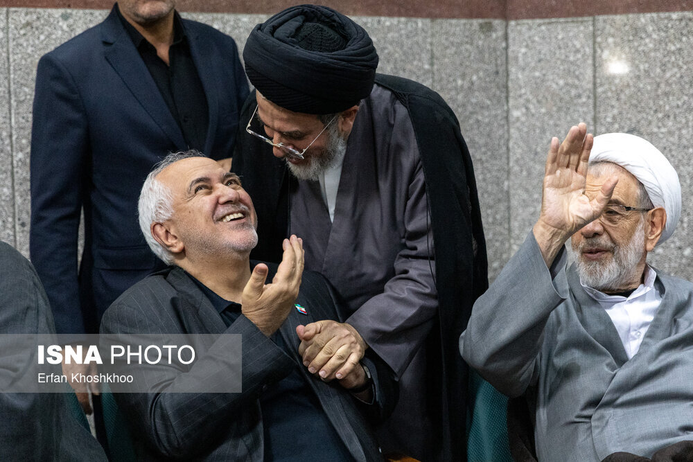 چهره خندان ظریف شکار دوربین ها شد/ همنشینی خاتمی با برادر حسن روحانی و جهانگیری/ گپ و گفت مهدی هاشمی با محمود واعظی در حاشیه مراسم+ تصاویر