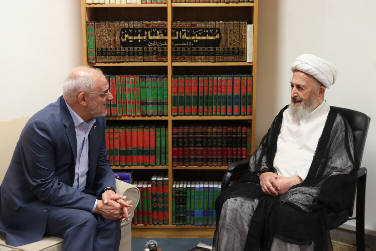 آیت الله سبحانی در دیدار حاجی میرزایی: همه باید پشتیبان مذاکرات و تابع نتیجه آن هم باشیم/ با مسئولان گذشته نظام هم مشورت و مذاکره کنید