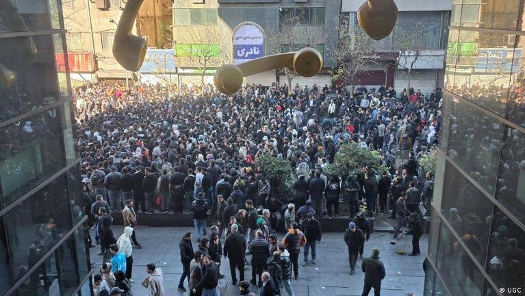مقاله ای برای مسئولان کشور / تکانههای اجتماعی و بیاعتمادی و فروپاشی بوروکراسی/ بازآفرینی «امنیت روانی» و «عدالت توزیعی» در طوفان آنومی
