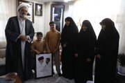 دیدار اعضای دفتر رهبر شهید انقلاب با خانواده شهید جنگ رمضان+ تصاویر
