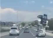 ببینید | اقدام جنون‌آمیز راننده خودروی سواری در اتوبان؛ ایفای نقش به عنوان کامیون باربری!
