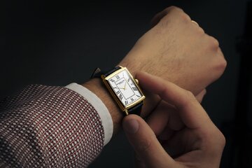 احکام شرعی | نماز با ساعتِ دارای قطعات طلایی