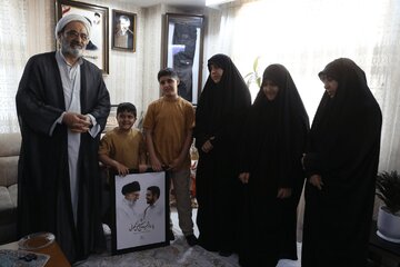 دیدار اعضای دفتر رهبر شهید انقلاب با خانواده شهید جنگ رمضان+ تصاویر دیدار اعضای دفتر رهبر شهید انقلاب با خانواده شهید جنگ رمضان+ تصاویر