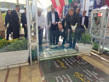 تجدید میثاق رئیس سازمان بهزیستی کشور با آرمانهای شهدا در سفر به کرمان تجدید میثاق رئیس سازمان بهزیستی کشور با آرمانهای شهدا در سفر به کرمان
