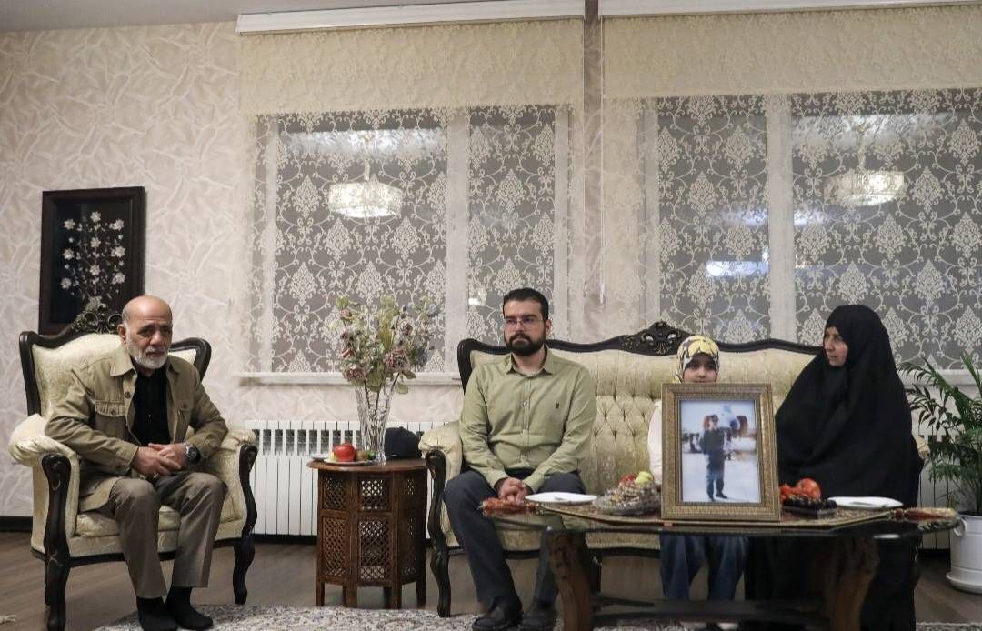 دیدار فرمانده قرارگاه خاتم با خانواده شهیدان نصیرزاده و دره باغی+ تصاویر