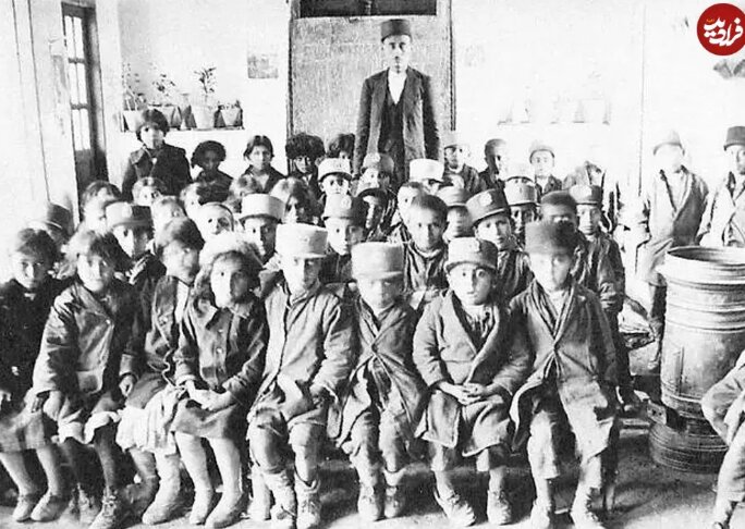 عکس/ دانشآموزان ابتدایی و معلمشان در ۹۹ سال پیش