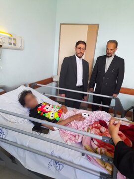 عیادت دادستان مرکز استان کردستان از دختران قربانی کودک آزاری در سنندج عیادت دادستان مرکز استان کردستان از دختران قربانی کودک آزاری در سنندج