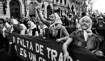 «مادران انقلابی»؛ روایت دادخواهی زنانی که جهان را تکان دادند «مادران انقلابی»؛ روایت دادخواهی زنانی که جهان را تکان دادند