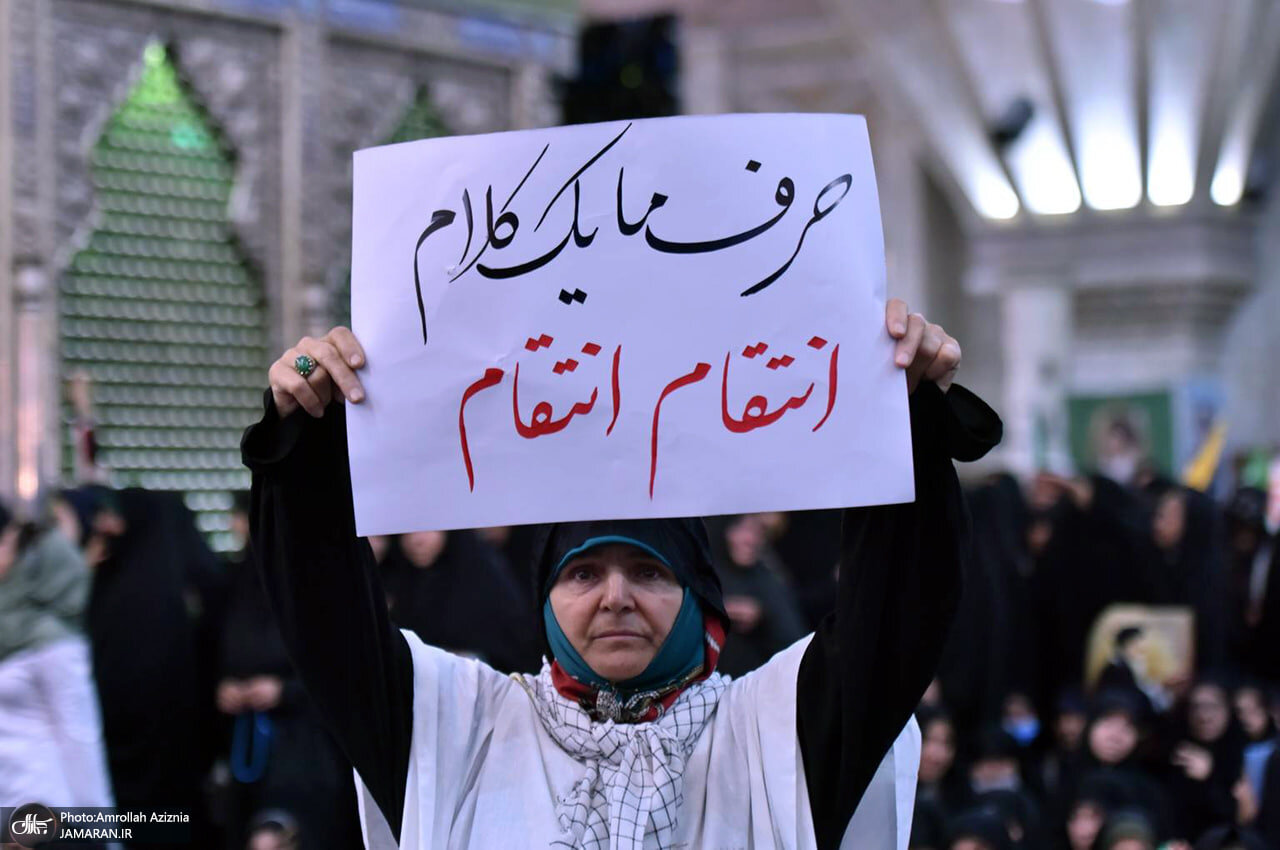 شعار یک زن کفن پوش در مراسم سالگرد رحلت امام خمینی/ تصاویری از پلاکاردها در حاشیه مراسم