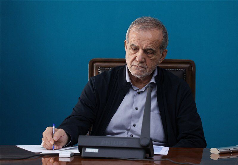 پیام پزشکیان به مناسبت مراسم تدفین و تشییع رهبر شهید انقلاب در خطاب به مردم منتشر شد. پیام پزشکیان به مناسبت مراسم تدفین و تشییع رهبر شهید انقلاب در خطاب به مردم منتشر شد.