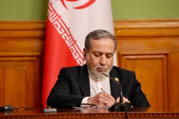 تبریک «عراقچی» به «پاشینیان» تبریک «عراقچی» به «پاشینیان»