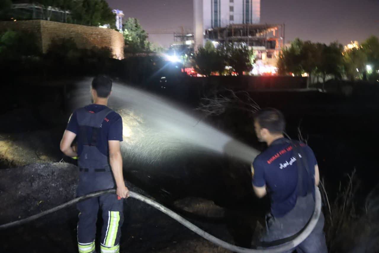 مهار آتش‌سوزی باغی در بلوار چمران شیراز