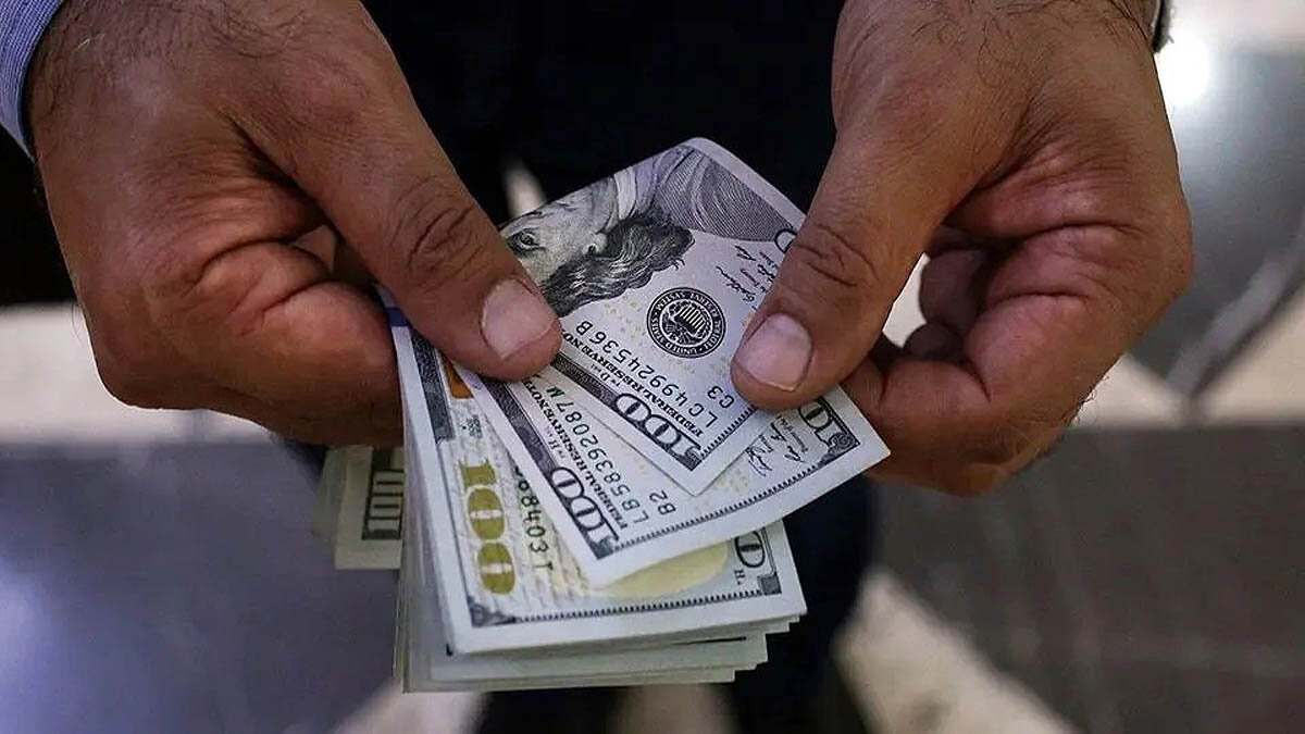 تحلیل علت رشد ناگهانی قیمت دلار در سایه تنشهای سیاسی/ بازار ارز به مرحله تازهای وارد گردید. تحلیل علت رشد ناگهانی قیمت دلار در سایه تنشهای سیاسی/ بازار ارز به مرحله تازهای وارد گردید.