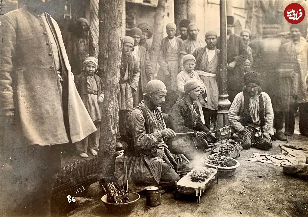عکس/ بساط «کبابپزها» در کنار یکی از خیابانهای تهران در دوران قاجار