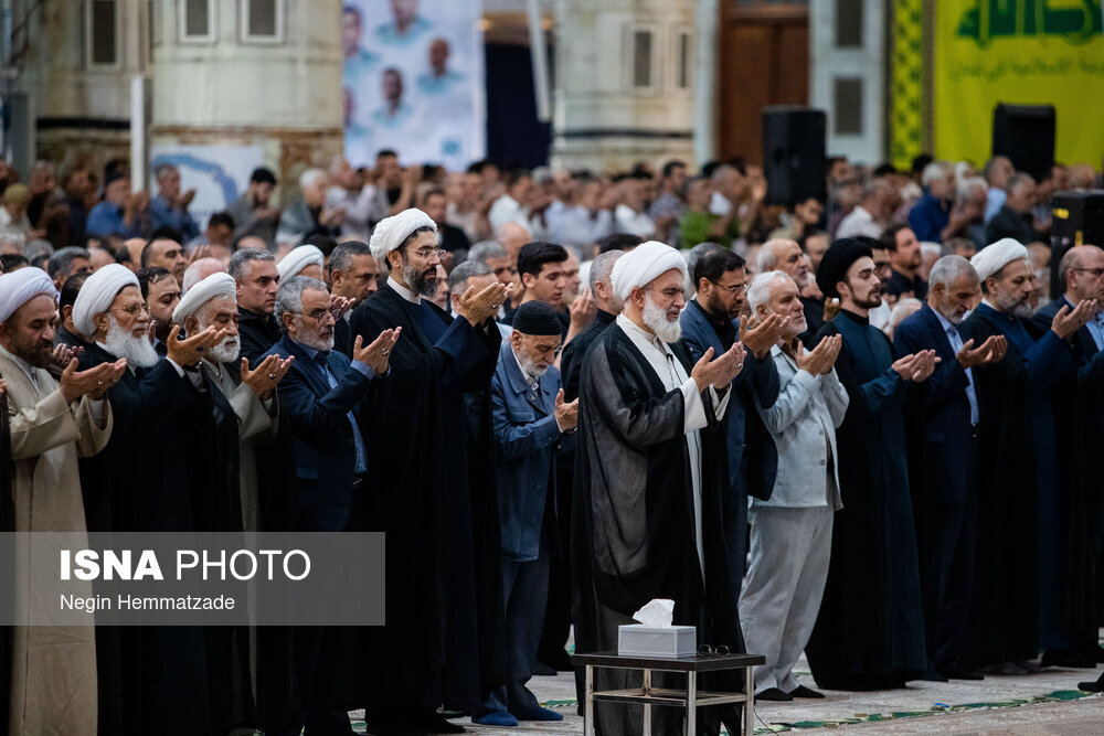 نماز جمعه تهران در مرقد امام(ره)؛ از بالا بردن پرچم انتقام در بین نمازگذاران تا سر کردن پرچم حزب الله لبنان + تصاویر