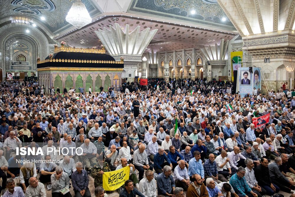 نماز جمعه تهران در مرقد امام(ره)؛ از بالا بردن پرچم انتقام در بین نمازگذاران تا سر کردن پرچم حزب الله لبنان + تصاویر