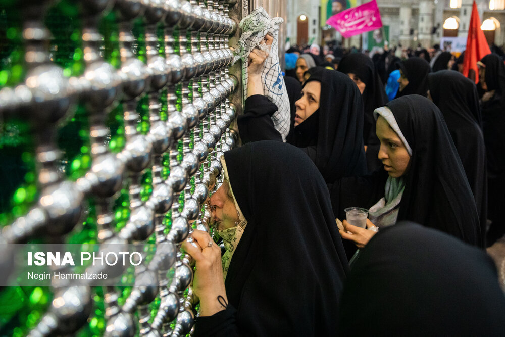 نماز جمعه تهران در مرقد امام(ره)؛ از بالا بردن پرچم انتقام در بین نمازگذاران تا سر کردن پرچم حزب الله لبنان + تصاویر