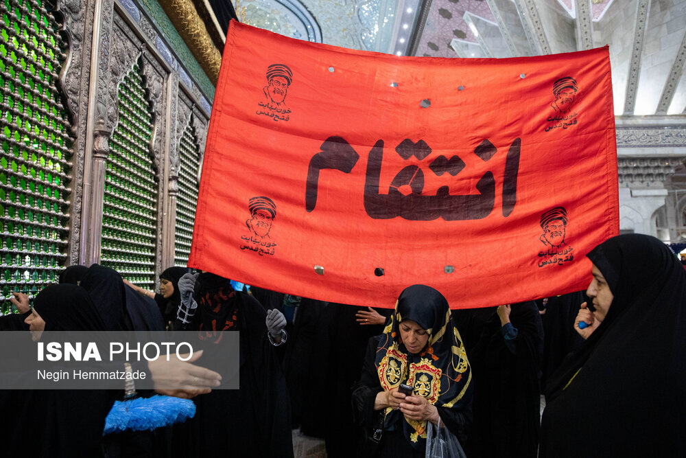 نماز جمعه تهران در مرقد امام(ره)؛ از بالا بردن پرچم انتقام در بین نمازگذاران تا سر کردن پرچم حزب الله لبنان + تصاویر