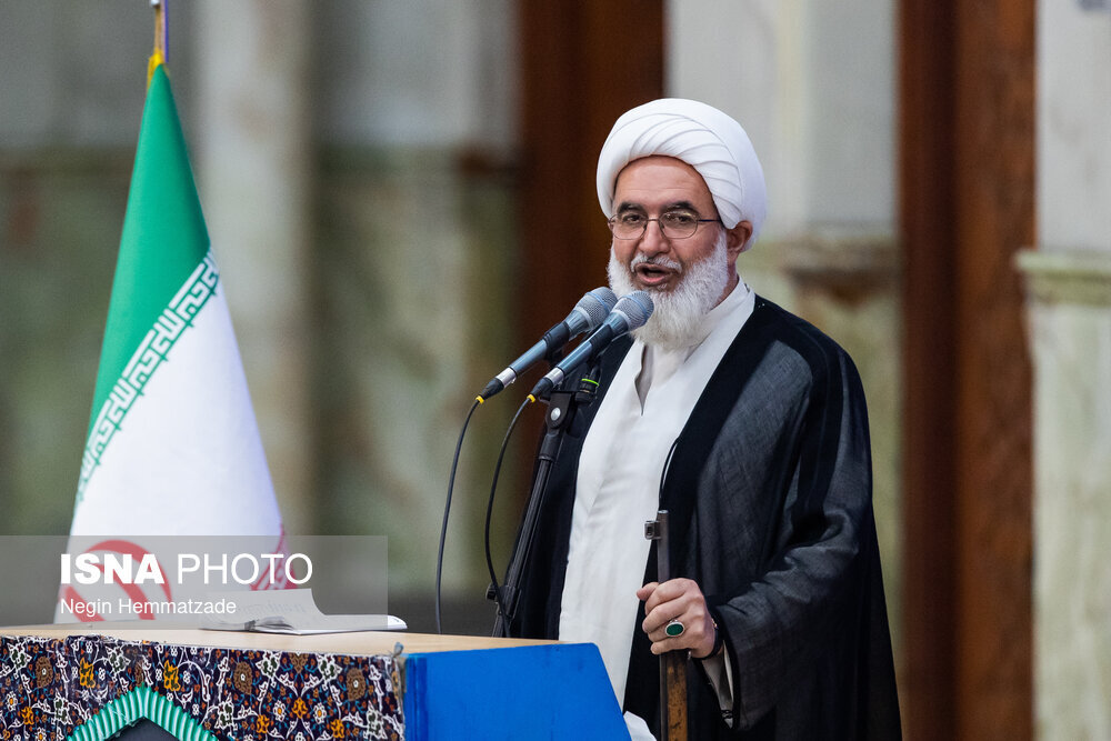 نماز جمعه تهران در مرقد امام(ره)؛ از بالا بردن پرچم انتقام در بین نمازگذاران تا سر کردن پرچم حزب الله لبنان + تصاویر