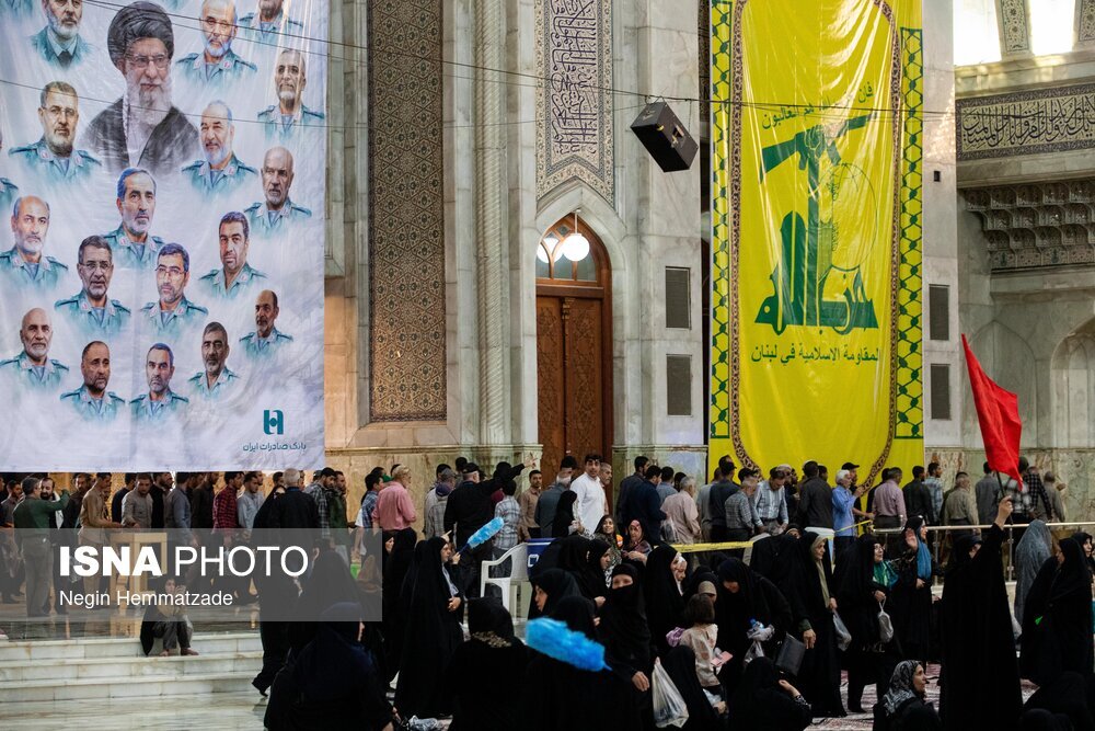 نماز جمعه تهران در مرقد امام(ره)؛ از بالا بردن پرچم انتقام در بین نمازگذاران تا سر کردن پرچم حزب الله لبنان + تصاویر