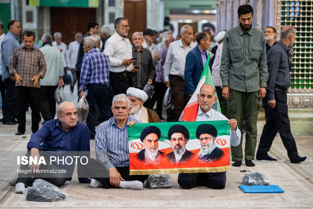 نماز جمعه تهران در مرقد امام(ره)؛ از بالا بردن پرچم انتقام در بین نمازگذاران تا سر کردن پرچم حزب الله لبنان + تصاویر