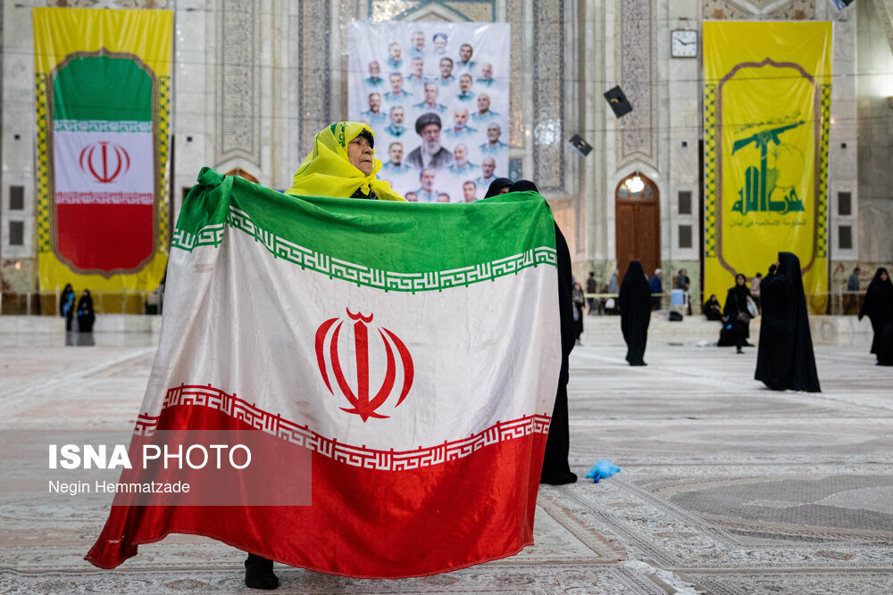 نماز جمعه تهران در مرقد امام(ره)؛ از بالا بردن پرچم انتقام در بین نمازگذاران تا سر کردن پرچم حزب الله لبنان + تصاویر