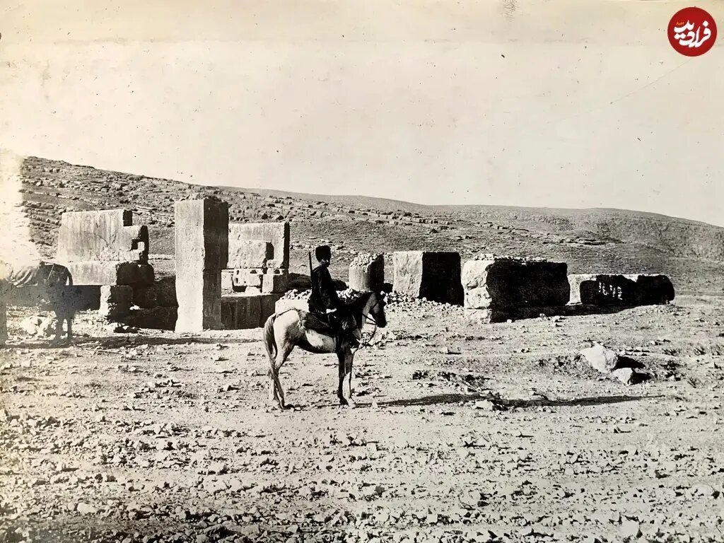 عکس/ سرباز ایرانی دوران قاجار سوار بر اسب در تخت‌جمشید