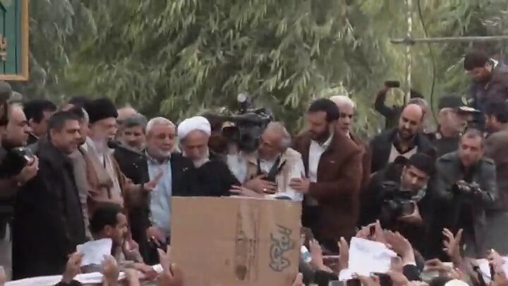 رهبر شهید انقلاب در مناطق زلزلهزده سرپل ذهاب و بازدید از چادرهای زلزله زدگان + تصاویر