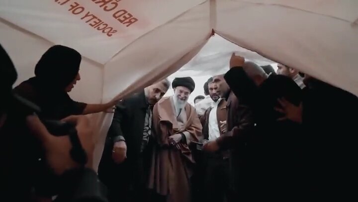 رهبر شهید انقلاب در مناطق زلزله‌زده سرپل ذهاب و بازدید از چادرهای زلزله زدگان + تصاویر