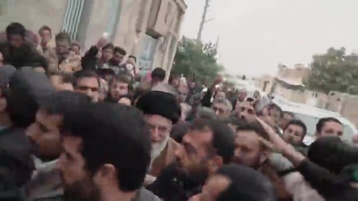 رهبر شهید انقلاب در مناطق زلزلهزده سرپل ذهاب و بازدید از چادرهای زلزله زدگان + تصاویر