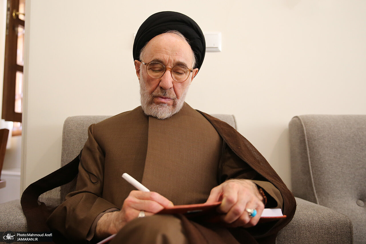 خاتمی پیام تسلیتی به سروش ارسال کرد. خاتمی پیام تسلیتی به سروش ارسال کرد.