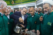 ببینید | حضور عراقچی در چایخانه حرم امام رضا(ع)