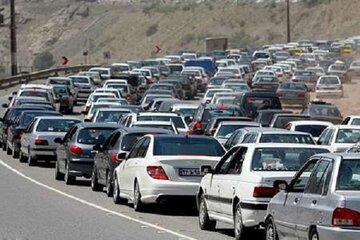 آخرین وضعیت ترافیکی محورهای مواصلاتی/ ترافیک سنگین در هراز و آزادراه‌های منتهی به تهران