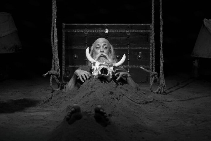 وقتی بیضایی محدود نماندن به اصول را ستود؛ در این نمایش حق با ضحاک است!