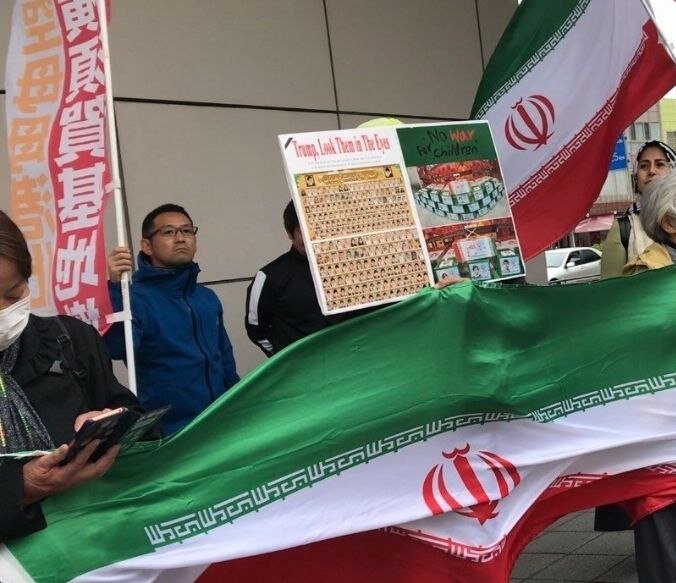 تظاهرات ژاپنی‌ها با تصاویر کودکان میناب در مقابل پایگاه نظامی آمریکا + تصاویر